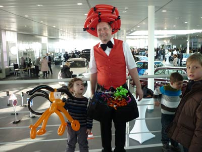 Ballonkünstler im Autohaus